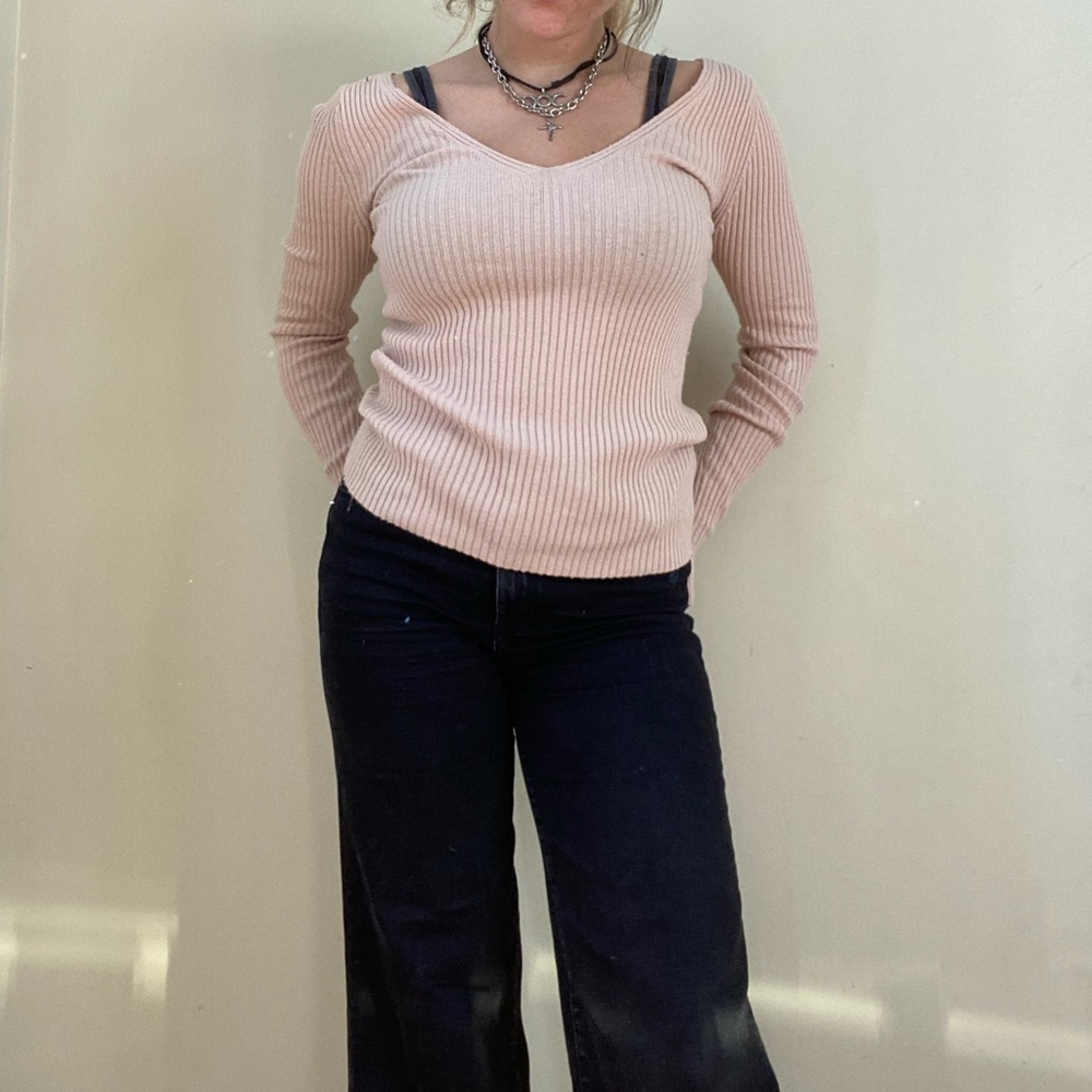 Beautiful, fitted sweater! - Picture 6 of 6